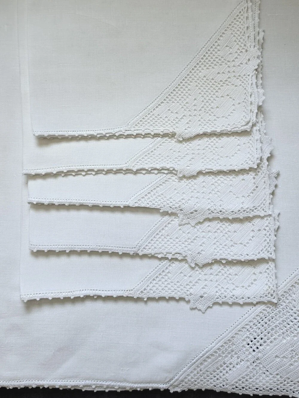 SET OF FIVE VINTAGE LINEN AND FILET CROCHET NAPKINS WITH MATCHING TABLECLOTH